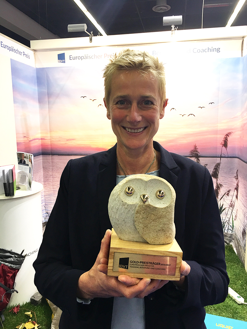 Barbara Messer mit dem Gold-Pokal des Europäischen Preises für Training, Beratung& Coaching Barbara Messer mit dem Gold-Pokal des Europäischen Preises für Training, Beratung& Coaching