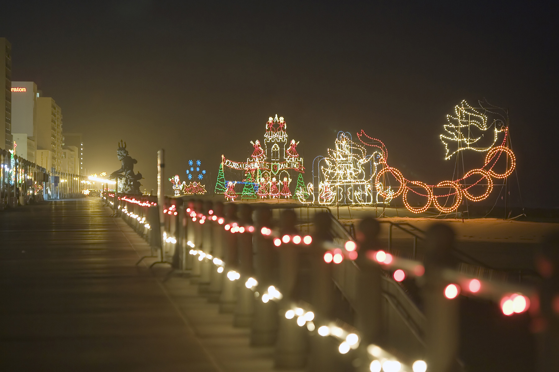 Die festlich beleuchtete Strandpromenade von Virginia Beach.