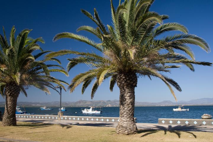 Promenade und Hafen des sardinischen Badeortes Sant' Antioco (Bildquelle: Sandro Bedessi / Fototeca Promenade und Hafen des sardinischen Badeortes Sant' Antioco (Bildquelle: Sandro Bedessi / Fototeca