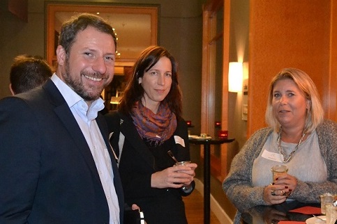Nach dem Event: HdWM Marketing-Chef Bernhard Fischer im Gespräch mit Gästen. Foto: Franz Motzko Nach dem Event: HdWM Marketing-Chef Bernhard Fischer im Gespräch mit Gästen. Foto: Franz Motzko