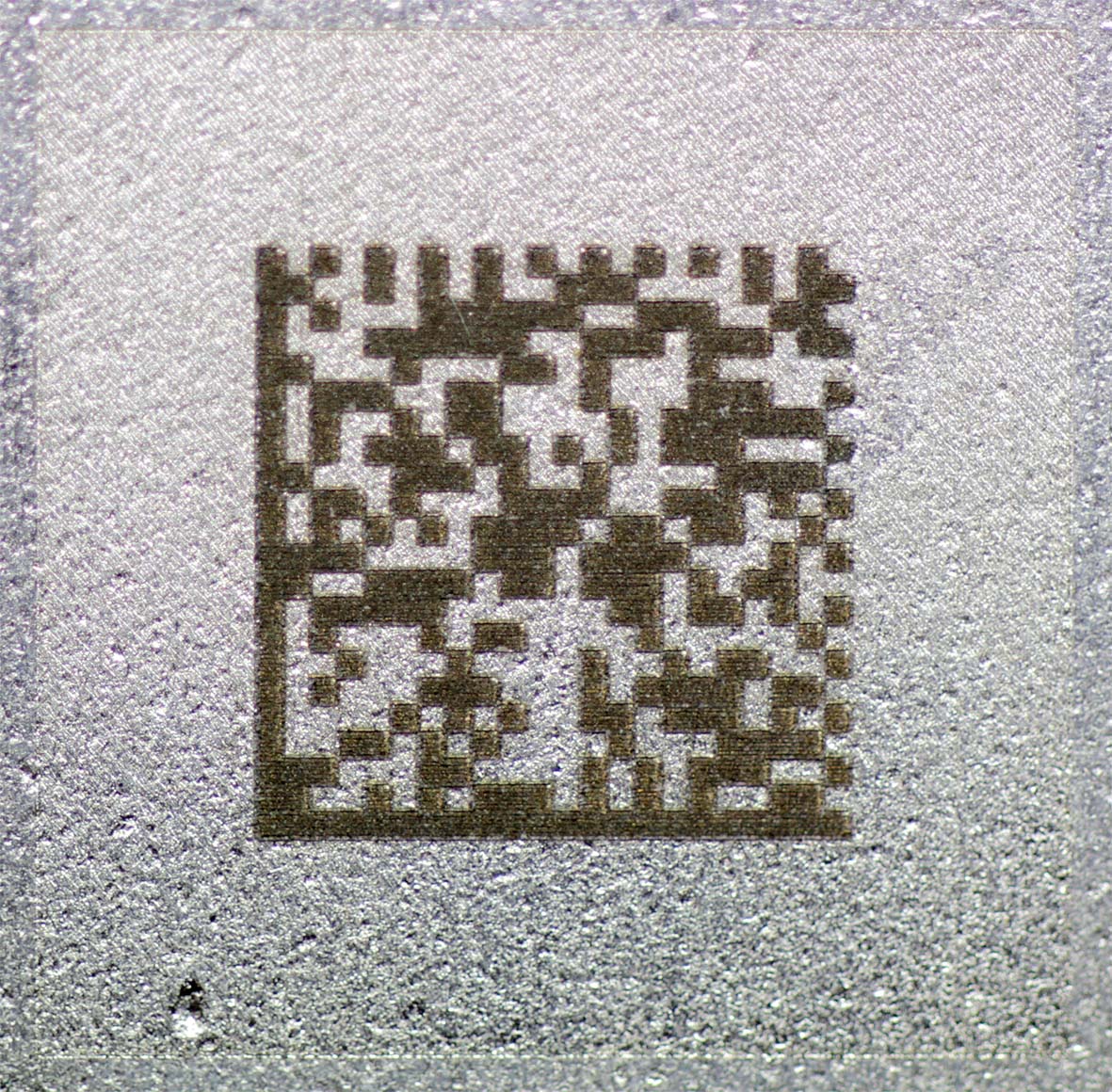 2D Code auf Metall gelasert (Bildquelle: REA JET) 2D Code auf Metall gelasert (Bildquelle: REA JET)