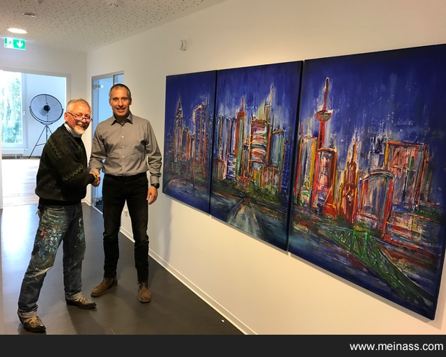 Künstler Friedhelm Meinaßund a+s Geschäftsführer Andreas Stäbler vor Frankfurt Skyline Künstler Friedhelm Meinaßund a+s Geschäftsführer Andreas Stäbler vor Frankfurt Skyline