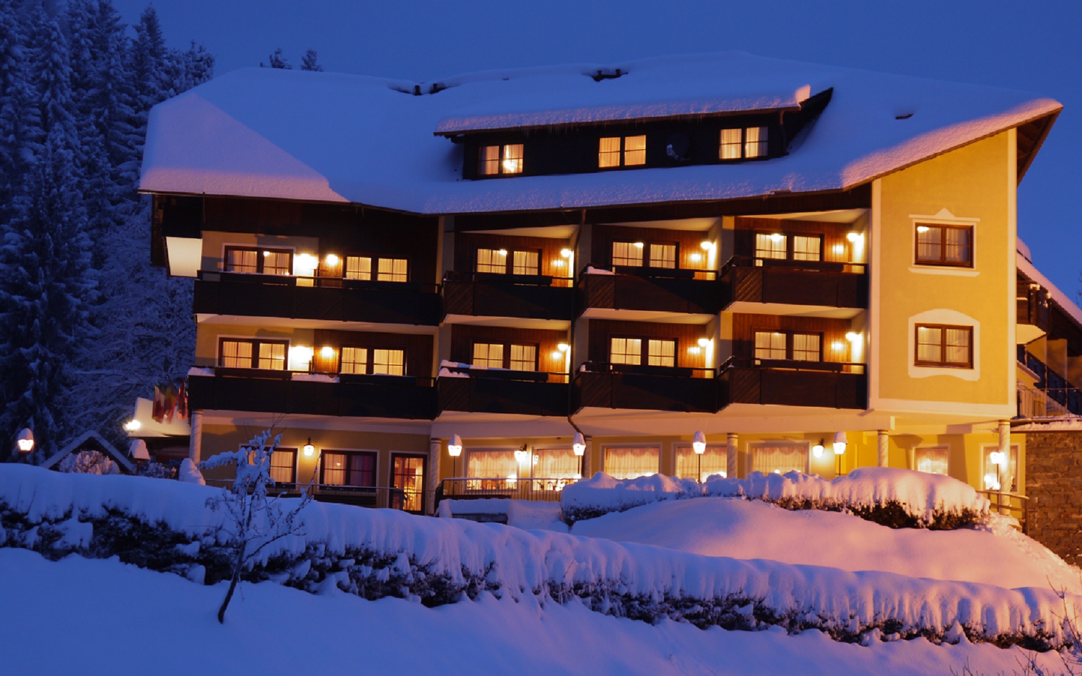 Lauschig-kuschelig: Das Panoramahotel an einem Winterabend. (Foto: Hauserhof)