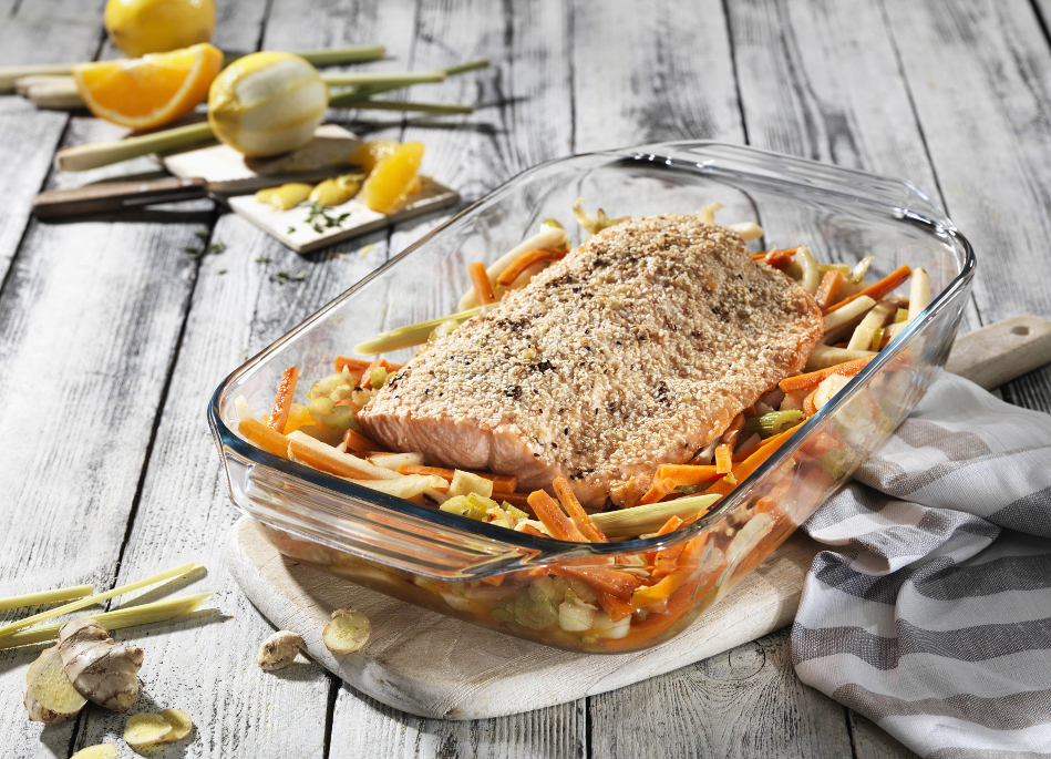 Gegrillter Sesam-Lachs auf asiatischem Gemüsebett in der Form Pyrex Optimum (Rezept: Stefan Wiertz) Gegrillter Sesam-Lachs auf asiatischem Gemüsebett in der Form Pyrex Optimum (Rezept: Stefan Wiertz)