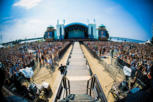 Beachfestival „Zand“ mit LED-Equipment von Faber Audiovisuals (Foto: Set Vexy) Beachfestival „Zand“ mit LED-Equipment von Faber Audiovisuals (Foto: Set Vexy)