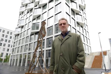M. Morgner bei der Enthüllung seiner Skulptur (c) LBBW Immobilien, Heinz von Heydenaber