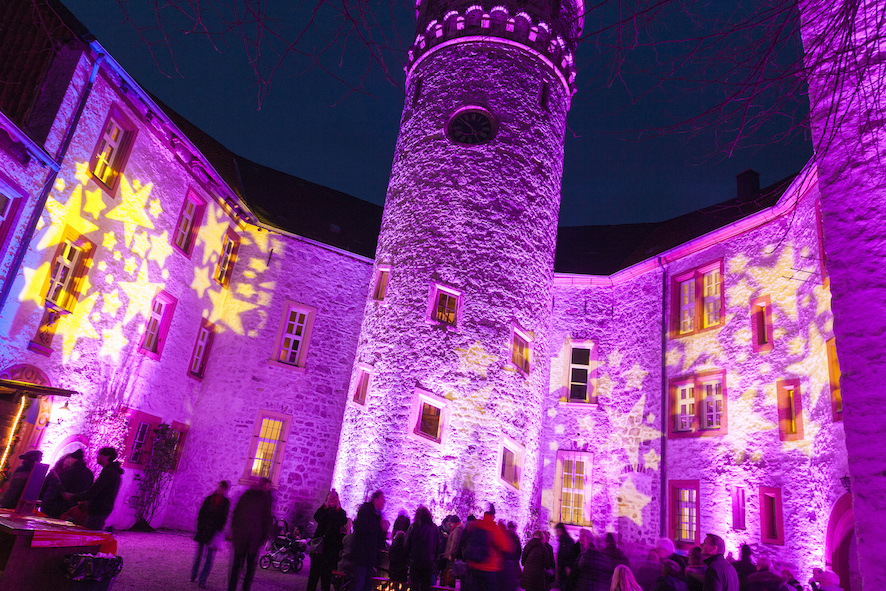 Illumination beim Christkindlmarkt auf Schloss Oelber (Bildquelle: Schloss Oelber)