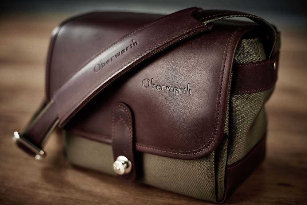 Kameras mit Zusatzanbauten lassen sich bequem und in einem Handgriff in der Tasche verstauen. Kameras mit Zusatzanbauten lassen sich bequem und in einem Handgriff in der Tasche verstauen.