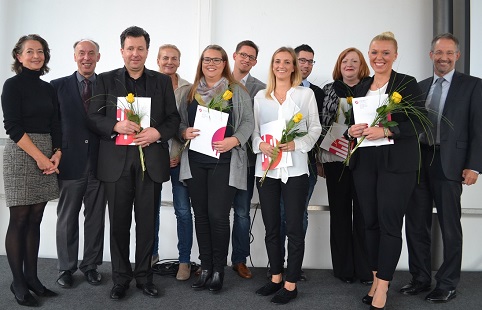 (v.li.): Katrin Dillinger, Prof. Dr. Michael Nagy, AbsolventInnen, Joachim Burg. Foto: Franz Motzko (v.li.): Katrin Dillinger, Prof. Dr. Michael Nagy, AbsolventInnen, Joachim Burg. Foto: Franz Motzko