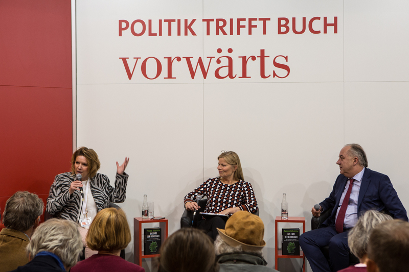 Buchmesse F/M - Autorin Hofstetter, Moderatorin Gerlach, Politiker Machning (Bildquelle:©Ben Kilb) Buchmesse F/M - Autorin Hofstetter, Moderatorin Gerlach, Politiker Machning (Bildquelle:©Ben Kilb)