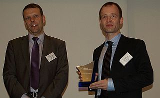 Boris Gebauer (rechts), erhielt vom wissenschaftlichen Direktor des Center for Enterprise Research ( Boris Gebauer (rechts), erhielt vom wissenschaftlichen Direktor des Center for Enterprise Research (