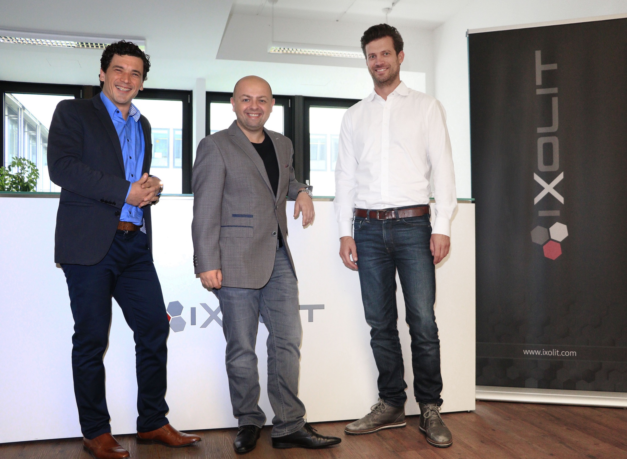 v.l.: b4payment CEO Viktor Brenner mit IXOLIT-Chef und Investor Rene Siegl sowie Franz Guttenberger,