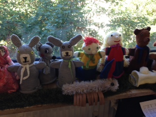 Näherinnen des des SBB-Projektes „Mein Stadtraum“ Wandsbek  fertigen diese süßen Handpuppen 