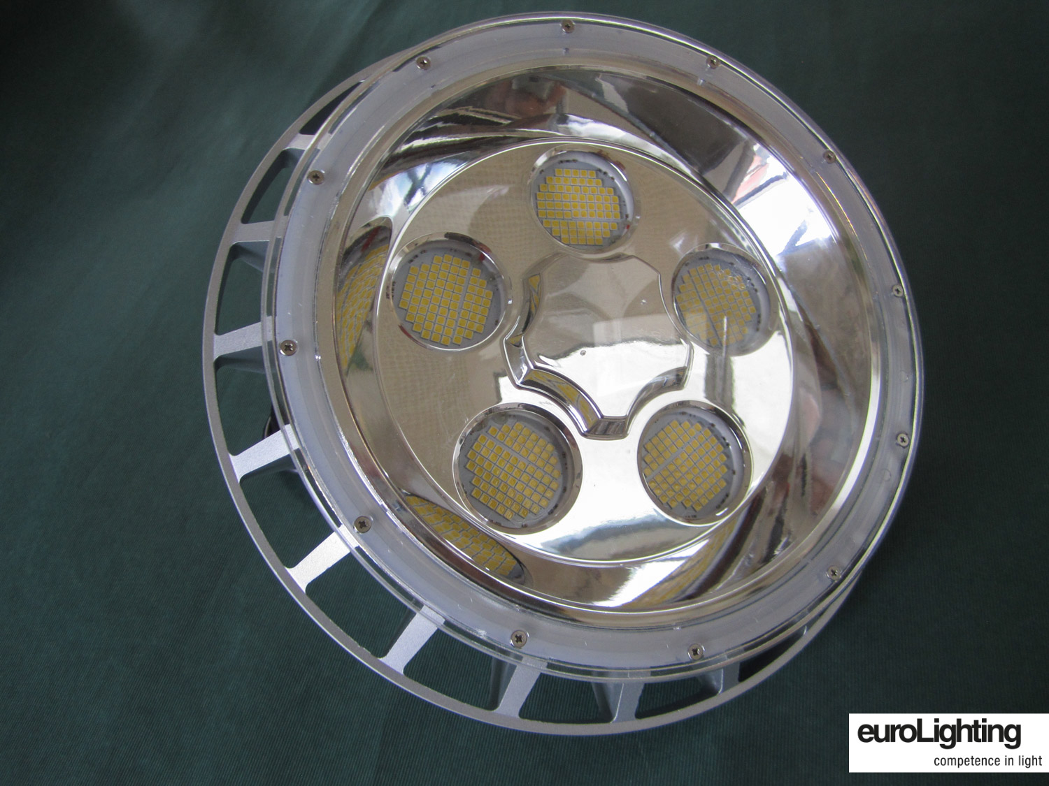 Die Hallentiefstrahler von euroLighting wiegen dank Aluminiumrahmen nur 3 kg. Die Hallentiefstrahler von euroLighting wiegen dank Aluminiumrahmen nur 3 kg.