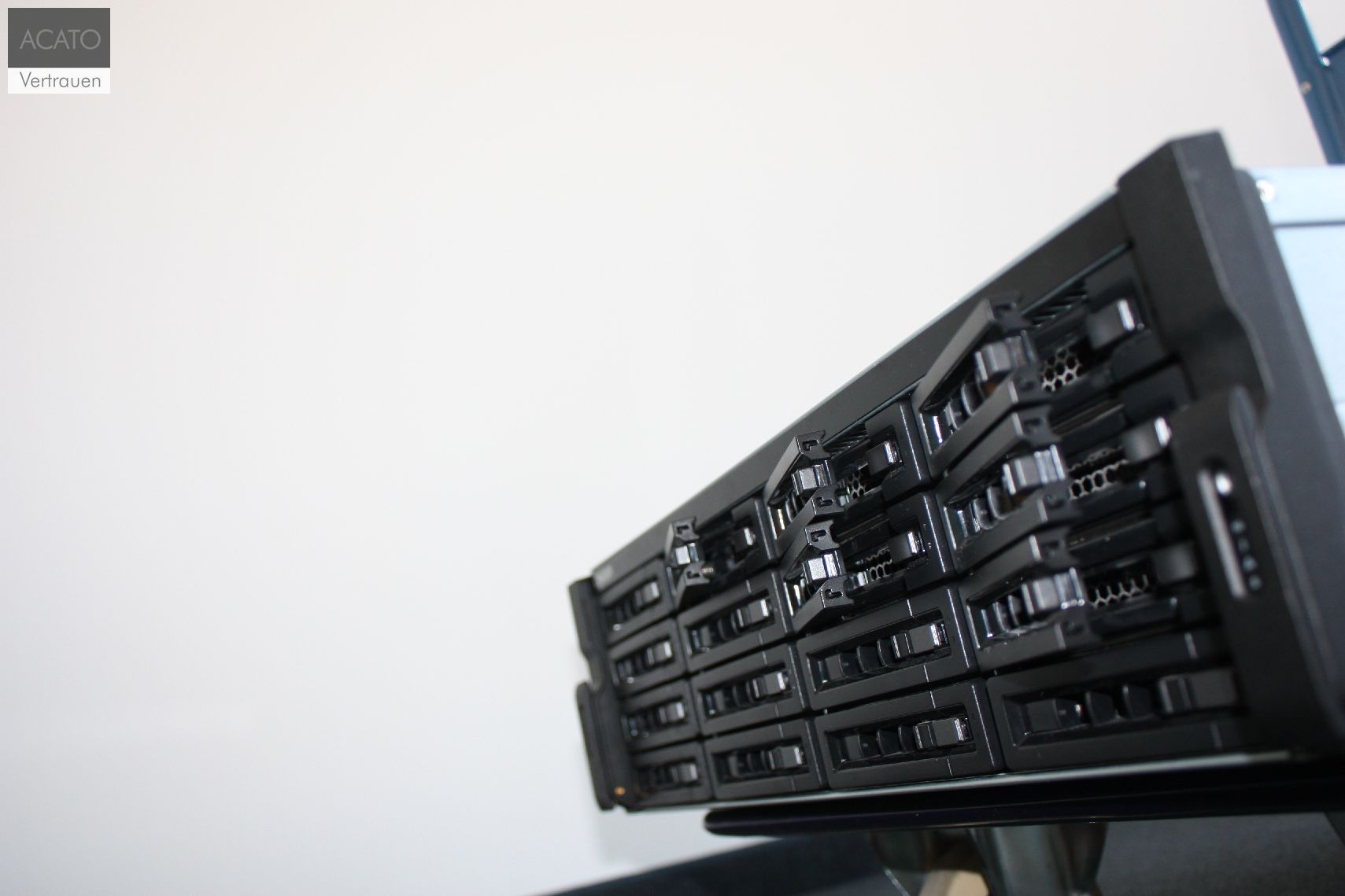 16 Festplatten Storage in der Datenrettung