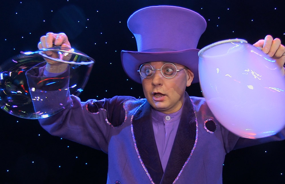 Das diesjährige Rahmenprogramm wurde eröffnet mit Seifenblasenshow von Blub Das diesjährige Rahmenprogramm wurde eröffnet mit Seifenblasenshow von Blub