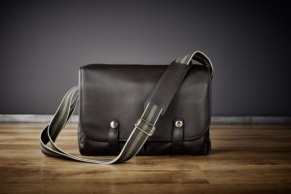 Die William ist eine lässig-leichte Herrentasche für den modebewussten Mann von heute Die William ist eine lässig-leichte Herrentasche für den modebewussten Mann von heute