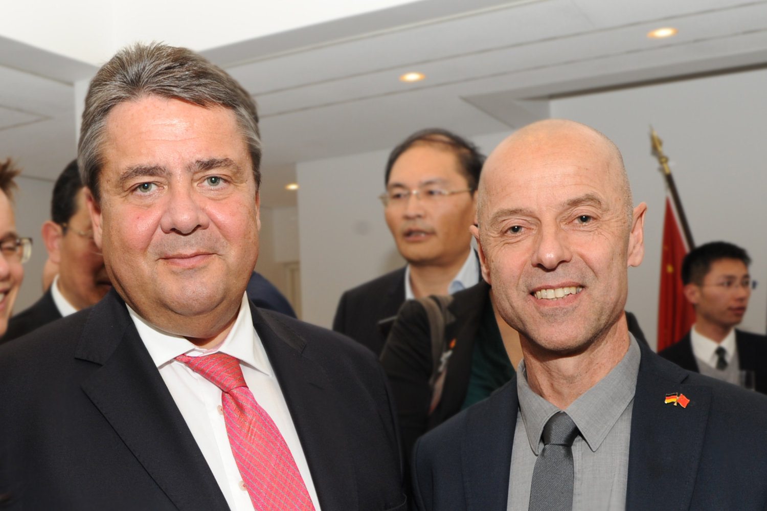 Architekt Wolfgang Frey (rechts) mit Bundeswirtschaftsminister Sigmar Gabriel (links) Architekt Wolfgang Frey (rechts) mit Bundeswirtschaftsminister Sigmar Gabriel (links)