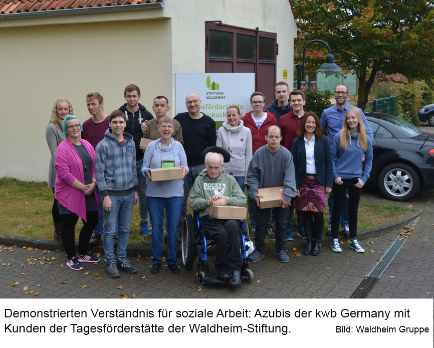 Soziales Verständnis: Azubis der kwb Germany mit Kunden der Tagesförderstätte der Waldheim Stiftung.
