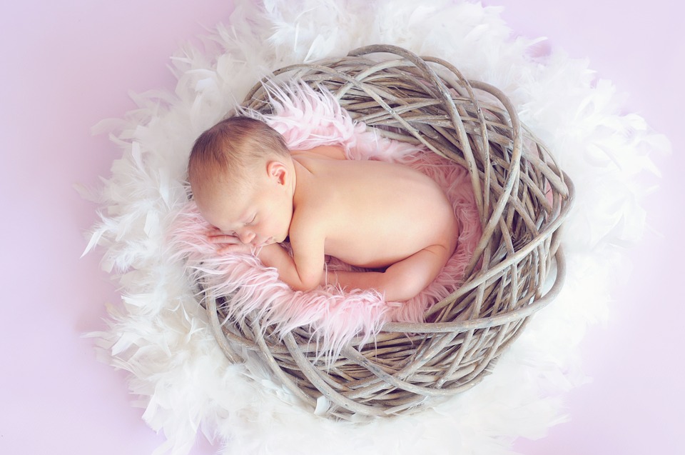 Das neugeborene Baby - das größte Glück stolzer Eltern Das neugeborene Baby - das größte Glück stolzer Eltern