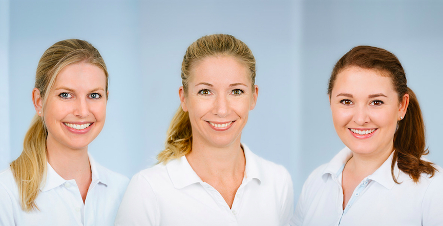 Praxisinhaberin Eva Ebel (m.) mit den Zahnärztinnen Laura Hildebrandt (r.) und Stefanie Kluthe (l.)