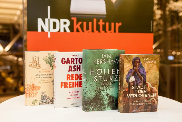 Die Bücher der Shortlist 2016 - Foto von Andreas Kluge