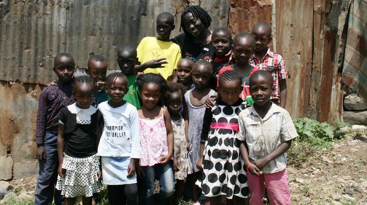 Dr. Auma Obama mit Kindern ihresSauti Kuu-Projektes in Alego, Kenia (Bildquelle: RTL / Anja Nürnberg