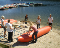 Beim Outdoor-Teamtraining lernen die Studis der ANGELL Akademie Freiburg, gemeinsam an einer Aufgabe Beim Outdoor-Teamtraining lernen die Studis der ANGELL Akademie Freiburg, gemeinsam an einer Aufgabe