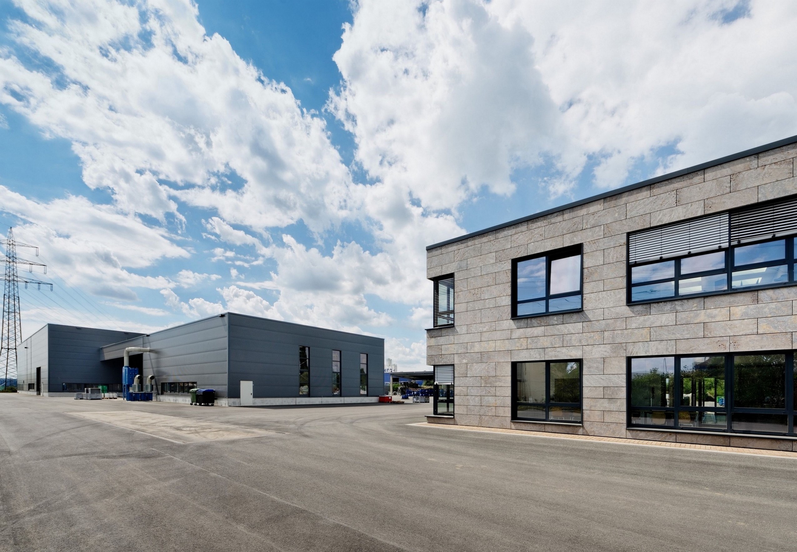 Im Auftrag der i-met GmbH realisierte Brüninghoff in Krefeld eine Betriebsstätte mit Verwaltungsgebä