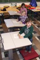 Schüler können hier im Stehen lernen Schüler können hier im Stehen lernen
