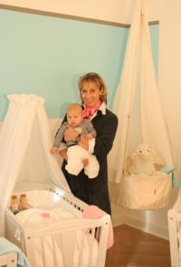 Gabi Sackerer, Inhaberin von Gabi´s Nest - Hebamme und Fachkosmetikerin, mit Baby Lenny