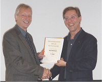 Dr. Gerd Garmaier (links) gratuliert Pöhlmann zur erfolgreichen Einzelnachhilfe Dr. Gerd Garmaier (links) gratuliert Pöhlmann zur erfolgreichen Einzelnachhilfe