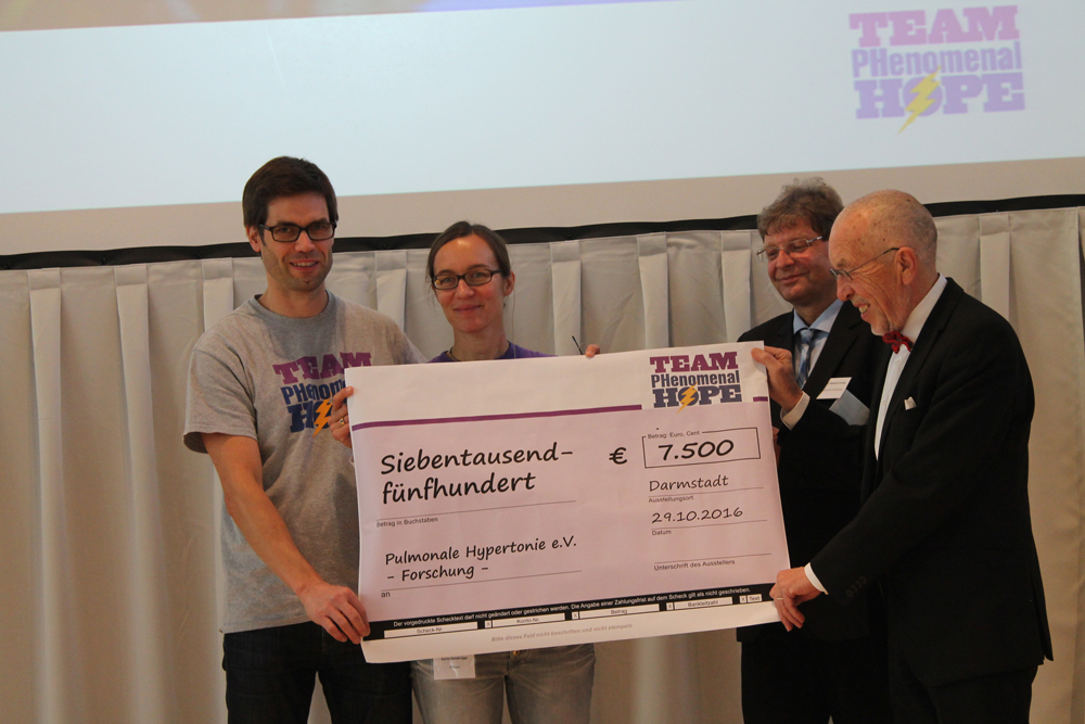 Scheckübergabe Phenomenal Hope - Axel Schauf, Katrin Hetebrügge, Prof. Grünig, Heinz-Dieter Kulla. Scheckübergabe Phenomenal Hope - Axel Schauf, Katrin Hetebrügge, Prof. Grünig, Heinz-Dieter Kulla.