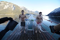 Männer beim Silvesterschwimmen Männer beim Silvesterschwimmen
