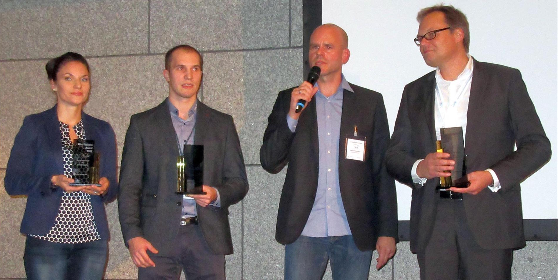 wind-turbine.com-Gründer und Geschäftsführer Bernd Weidmann verleiht den Wind Website Award 2016