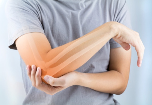 Dr. Kusnierczak (Orthopäde) behandelt mit Hyaluronsäure. (Bildquelle:©horillaz - Fotolia.com) Dr. Kusnierczak (Orthopäde) behandelt mit Hyaluronsäure. (Bildquelle:©horillaz - Fotolia.com)