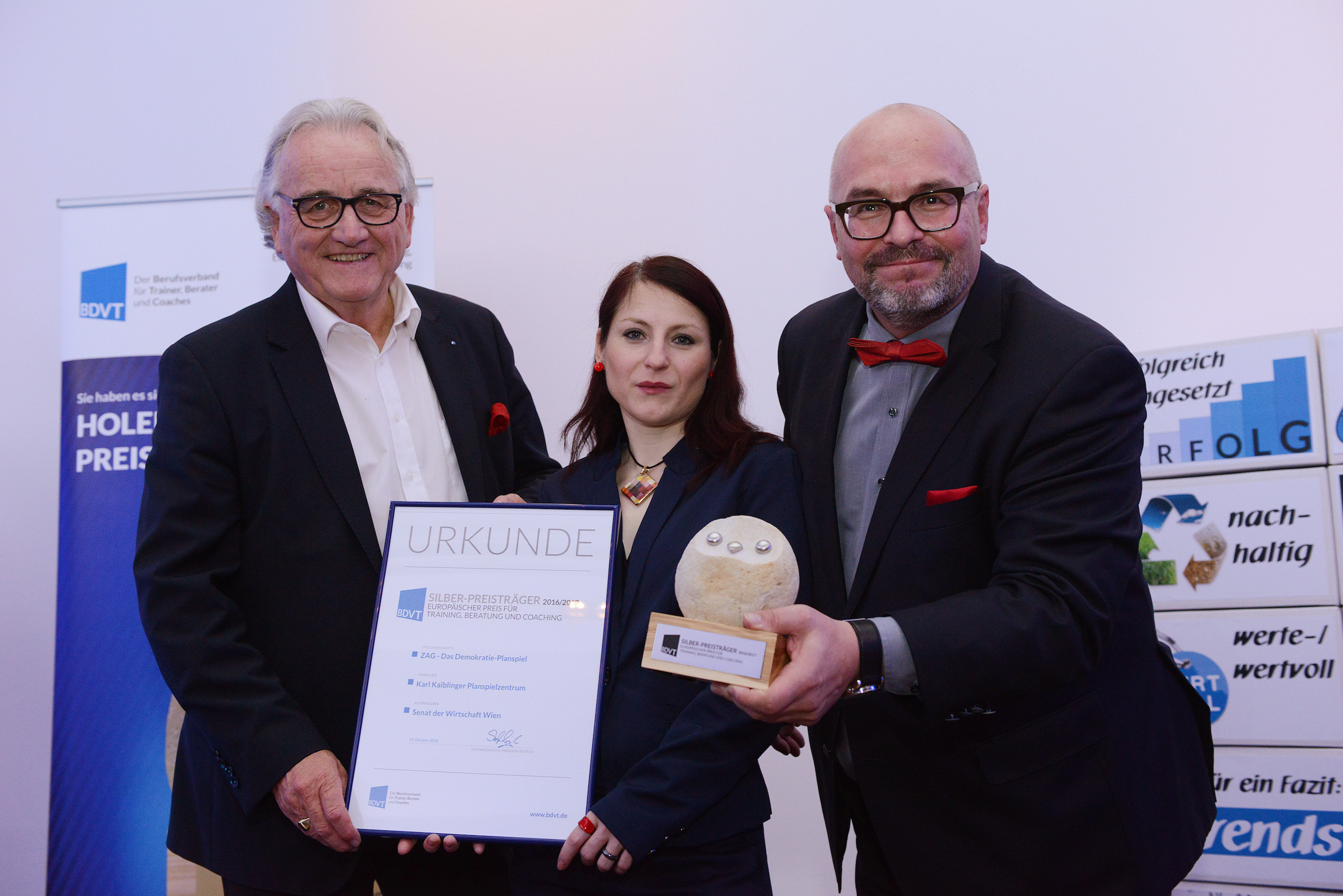 SENATS-Vorstand Hans Harrer, Bildungswissenschaftlerin Mag. Zuzana Kobesova, Karl Kaiblinger SENATS-Vorstand Hans Harrer, Bildungswissenschaftlerin Mag. Zuzana Kobesova, Karl Kaiblinger