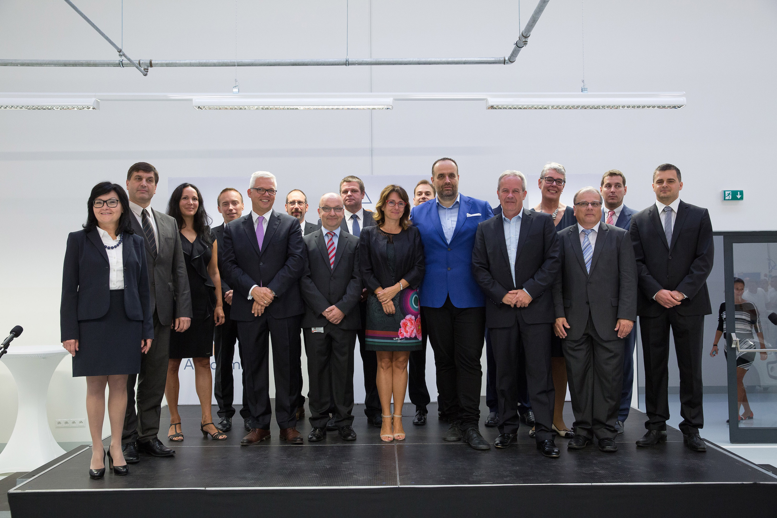 Jörg Halbauer, Project Manager Ingenics, 6. v. l. bei der Eröffnung der Dualen Akademie Bratislava (