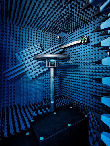 Testkammer mit Absorbern und Positioniersystem (Foto:©Hirschmann Car Communication) Testkammer mit Absorbern und Positioniersystem (Foto:©Hirschmann Car Communication)