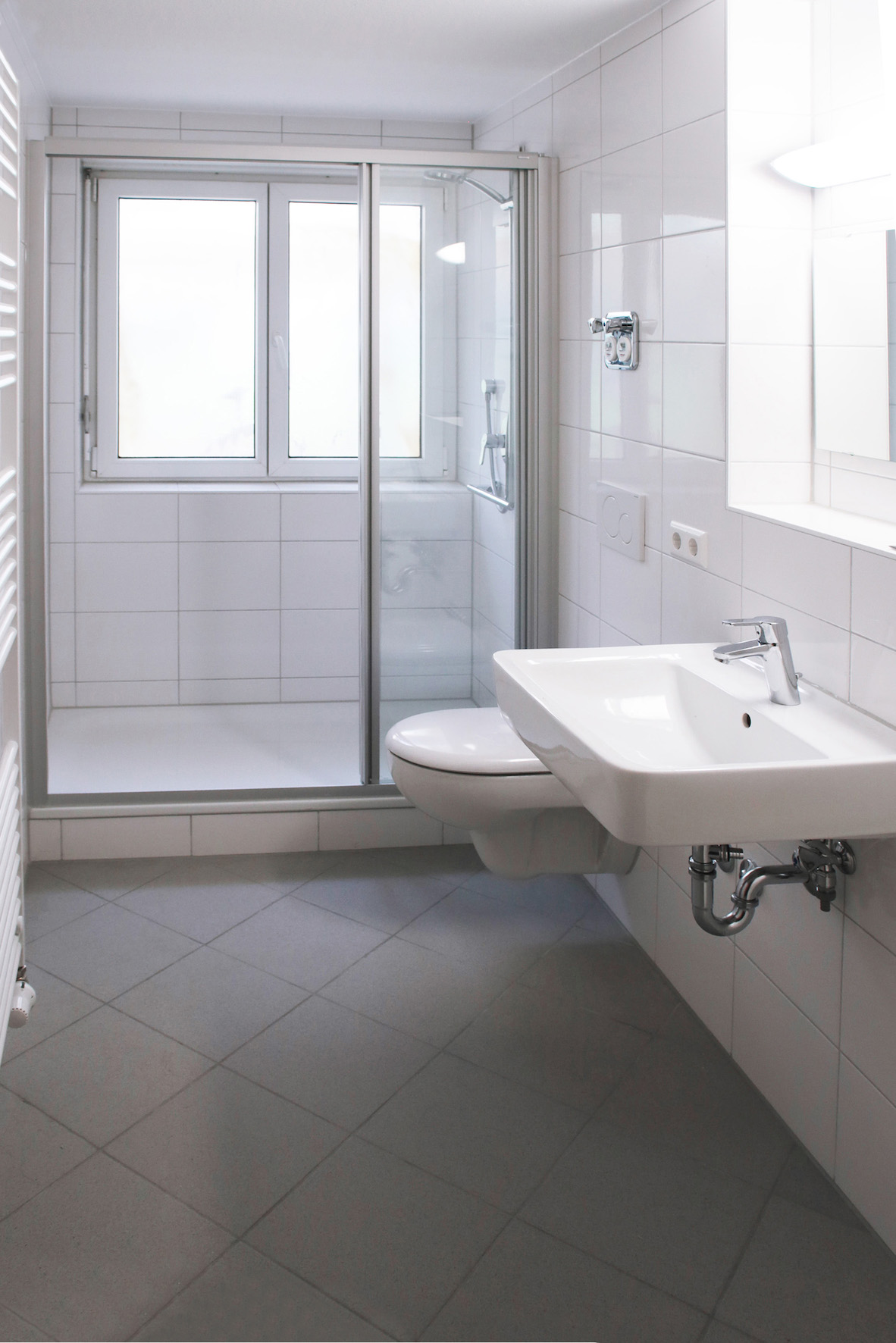 Hell, freundlich, modern?der neue Duschbereich bietet genügend Platz. (Bildquelle: Bette GmbH& C