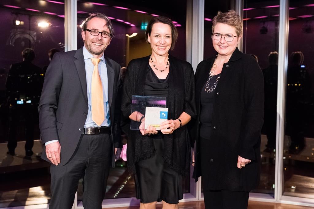 Christine Büeck (Mitte), Personalreferentin in der Sparda-Bank München eG, nahm den Preis entgegen. 