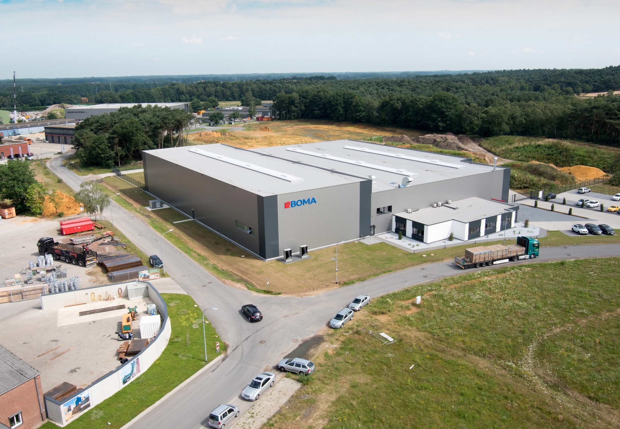 Für die BOMA Maschinenbau GmbH errichtete Brüninghoff eine neue Produktionshalle mit Sozialräume und Für die BOMA Maschinenbau GmbH errichtete Brüninghoff eine neue Produktionshalle mit Sozialräume und