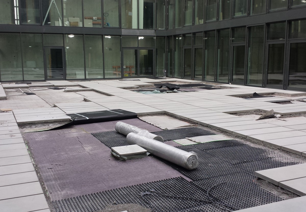 Das leitfähige Spezialvlies von Progeo befindet sich unterhalb der Abdichtung. (Foto: Progeo)