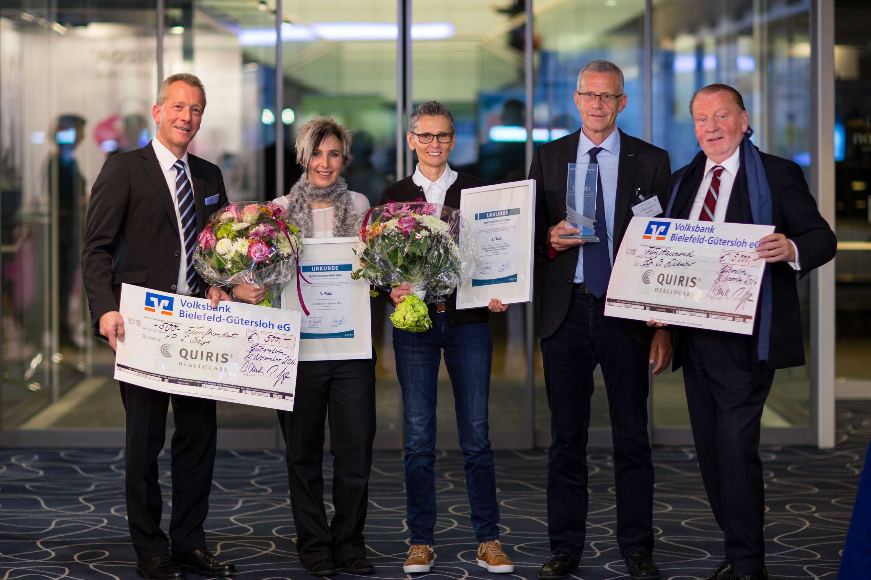 Die Geschäftsführung von QUIRIS (links Dr. Peer Lange, rechts Hauke Thoma) gratuliert den Gewinnern Die Geschäftsführung von QUIRIS (links Dr. Peer Lange, rechts Hauke Thoma) gratuliert den Gewinnern