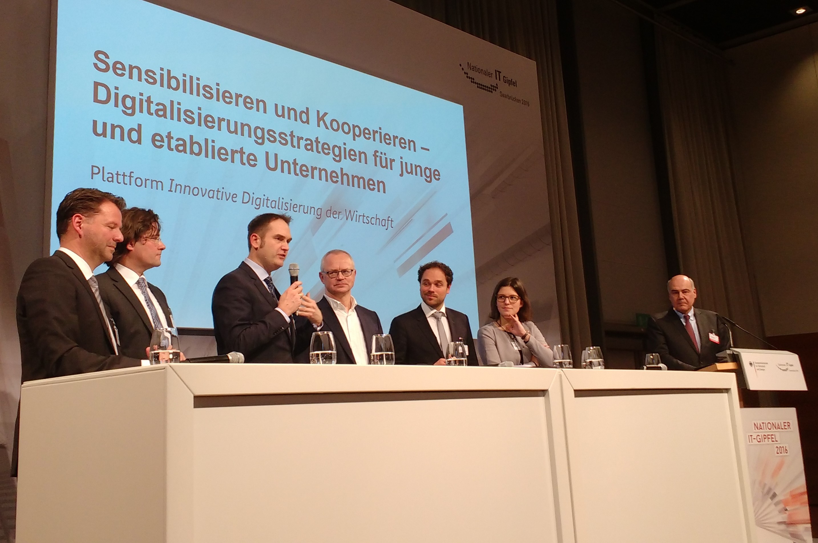 BITMi Präsident Dr. Oliver Grün (mit Mikrofon) auf dem Podium zur Plattform?Innovative Digitalisier BITMi Präsident Dr. Oliver Grün (mit Mikrofon) auf dem Podium zur Plattform?Innovative Digitalisier