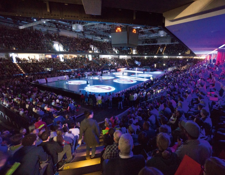 (Foto: hl-studios, Erlangen) - Immer tolle Stimmung in der Arena - diesmal gegen den Bergischen HC