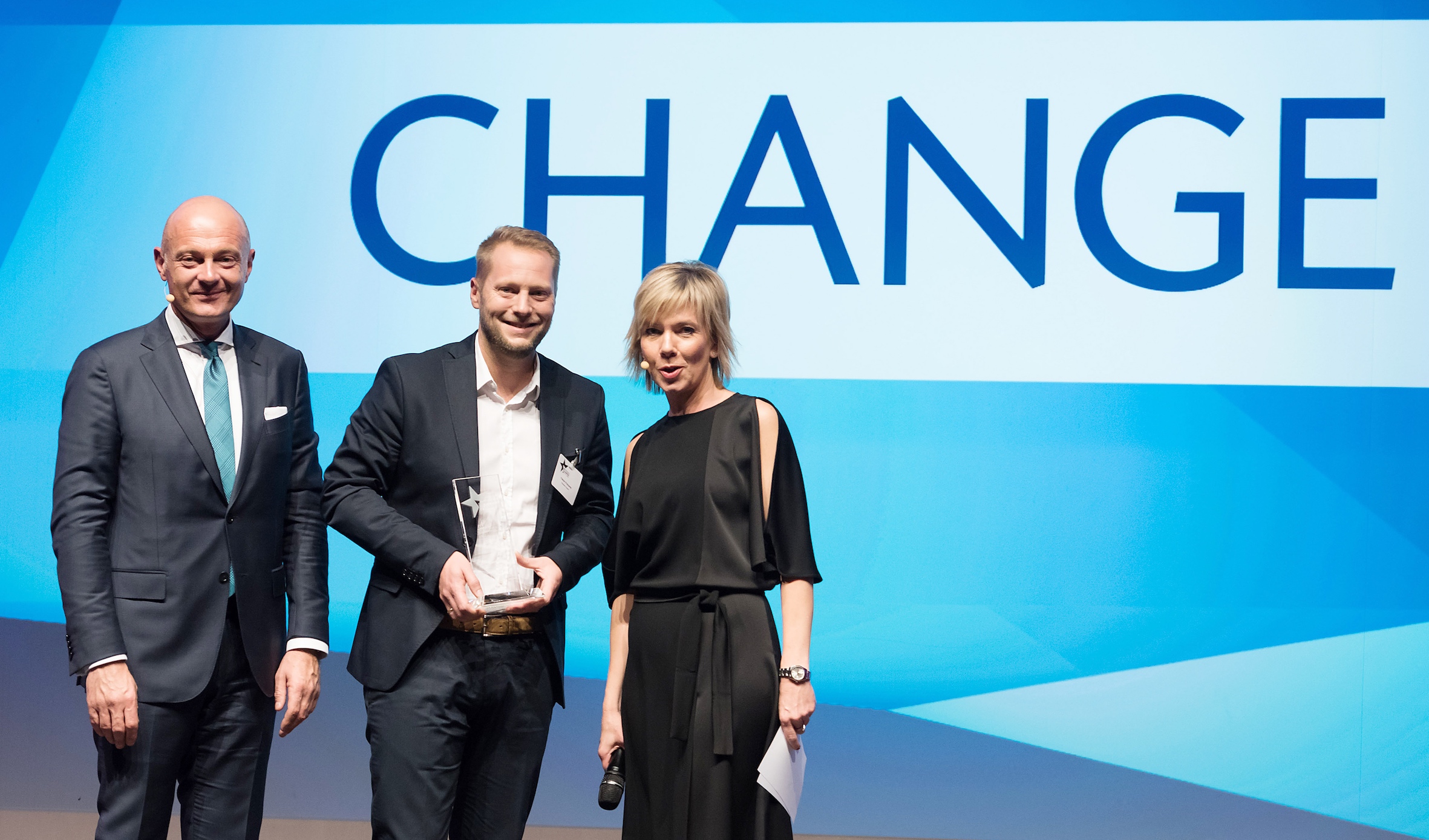 Fabian Frühwirth (Unternehmenssprecher FLYERALARM, Mitte) mit dem Preis in der Kategorie"Change Fabian Frühwirth (Unternehmenssprecher FLYERALARM, Mitte) mit dem Preis in der Kategorie"Change