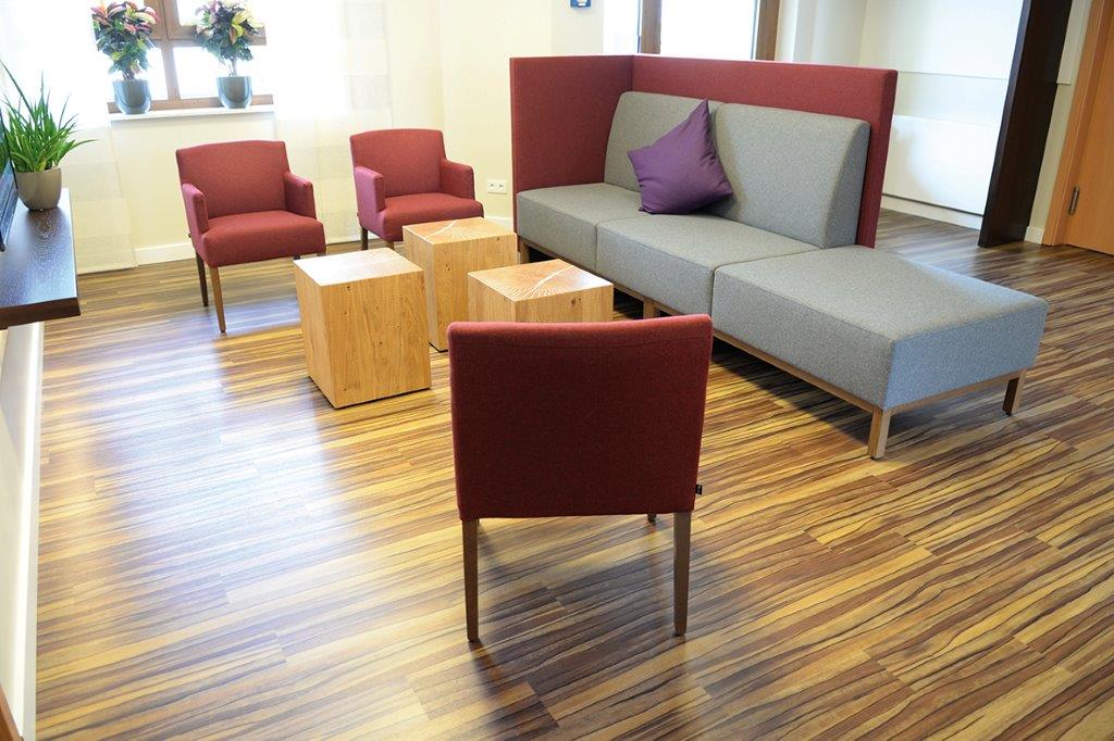 Sofa mit integriertem Raumteiler von Schnieder, dazu Sessel"Eddy" und Loungetische 30739