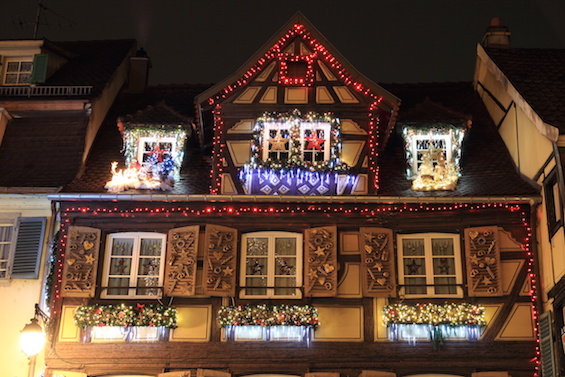 Üppige Weihnachtsbeleuchtung (Bildquelle: immoexperten.de / ISO 68 / Fotolia.com) Üppige Weihnachtsbeleuchtung (Bildquelle: immoexperten.de / ISO 68 / Fotolia.com)