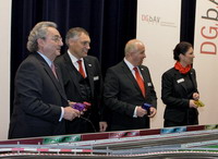 Arbeitgeberpräsident Dr. Hundt und DGbAV-Chef Josef Bader an der Carrerabahn